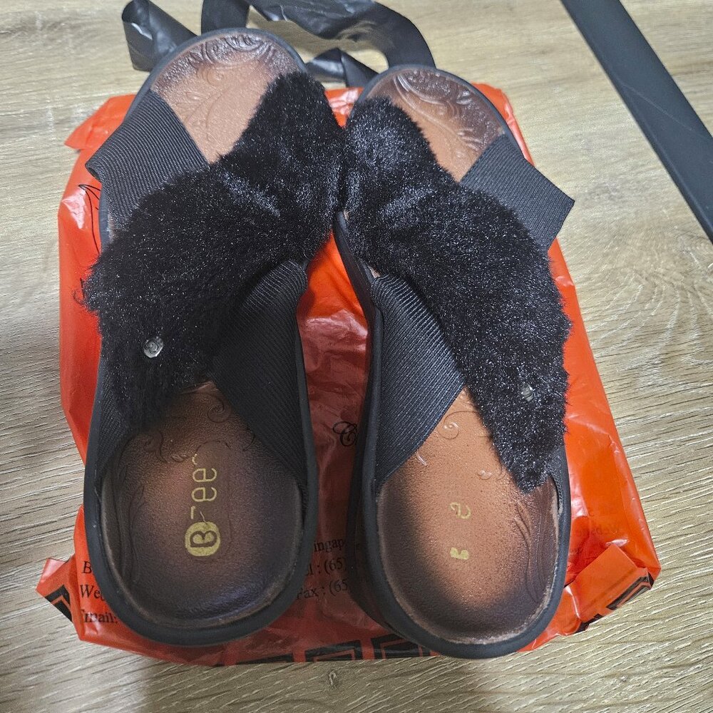 Bzees sz11 X-shaped Cross Strap Fuzzy Foam Sandals with heel